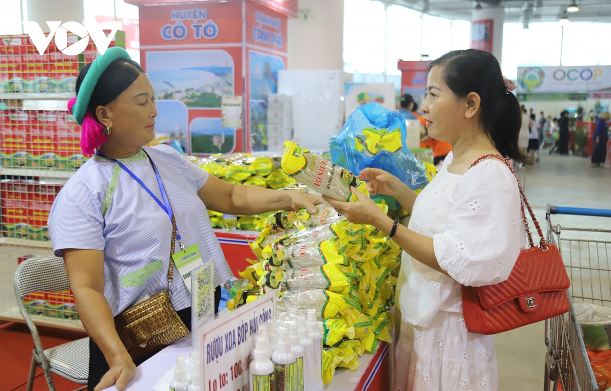 Hội chợ OCOP Quảng Ninh: Phó Chủ tịch tỉnh lên livestream gọi “chốt đơn”- Ảnh 3.