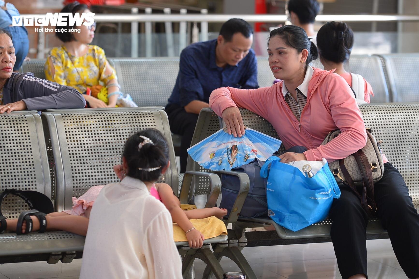 Nhiều người xin nghỉ làm để bắt xe về quê, tránh thảm cảnh tắc đường dịp lễ- Ảnh 11.