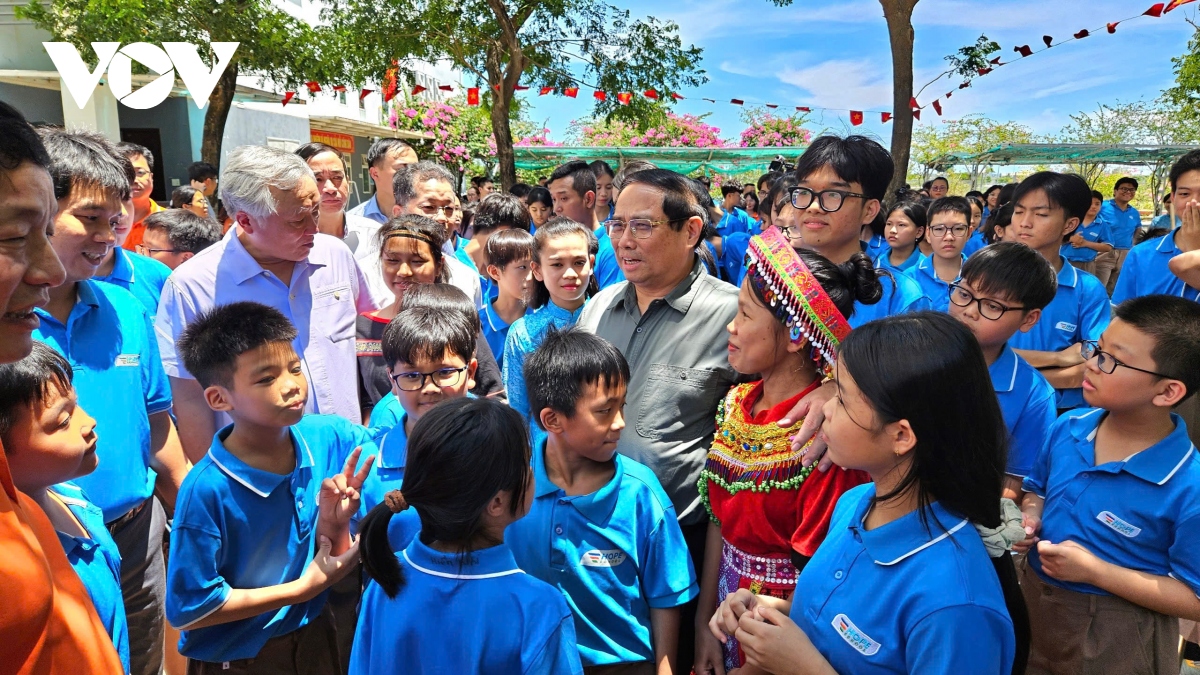 Thủ tướng: Thầy cô không chỉ dạy chữ mà hãy yêu thương học sinh như người thân- Ảnh 1.