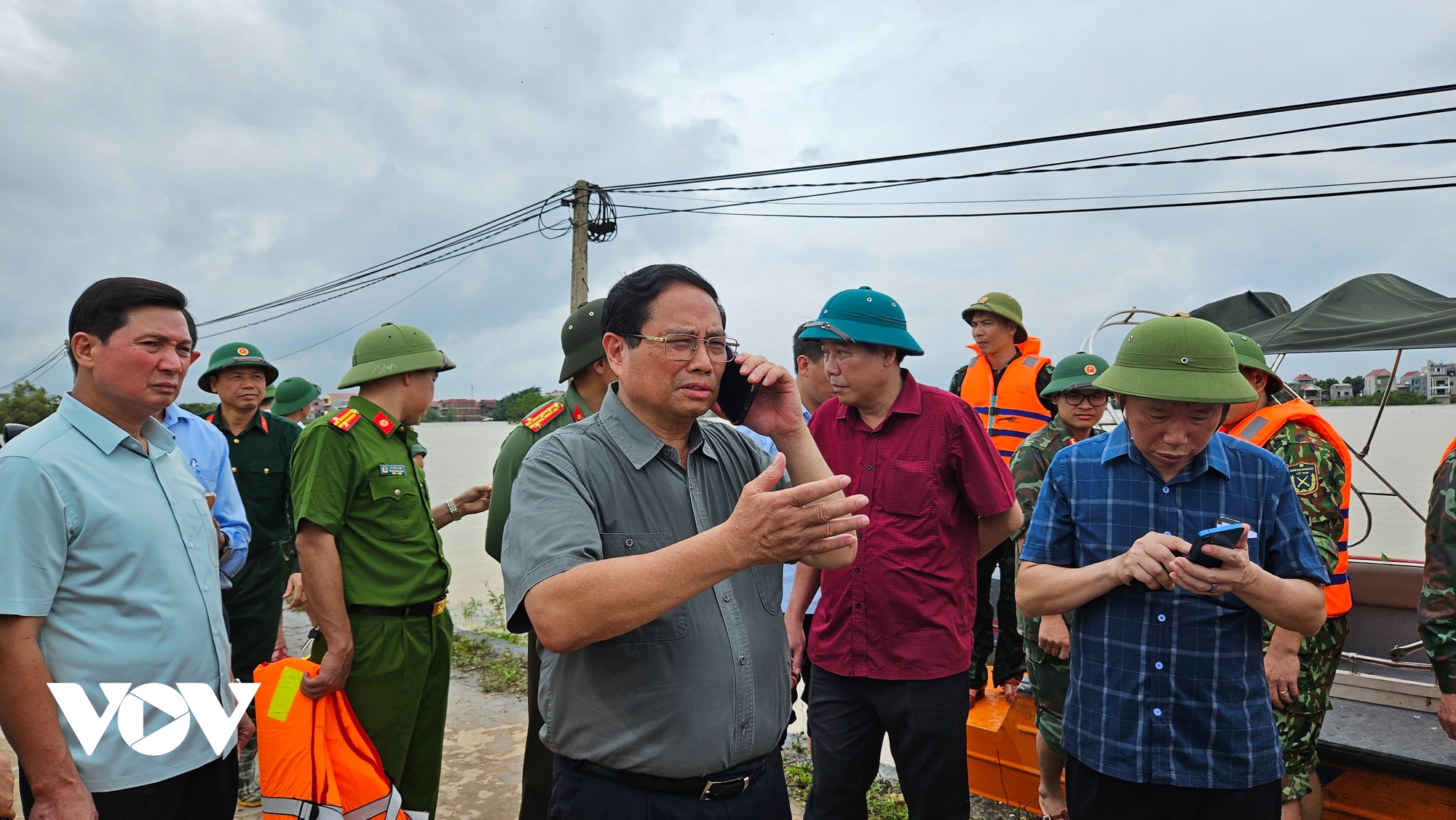 Thủ tướng Phạm Minh Chính đi kiểm tra tình hình nước lũ và chỉ đạo khẩn tại Bắc Giang- Ảnh 4.