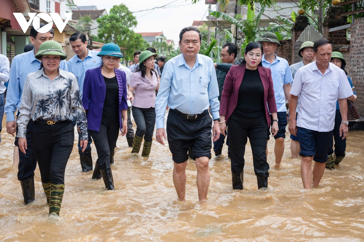 Chủ tịch Quốc hội: "Không để xảy ra tiêu cực trong công tác cứu trợ lụt bão"- Ảnh 1.