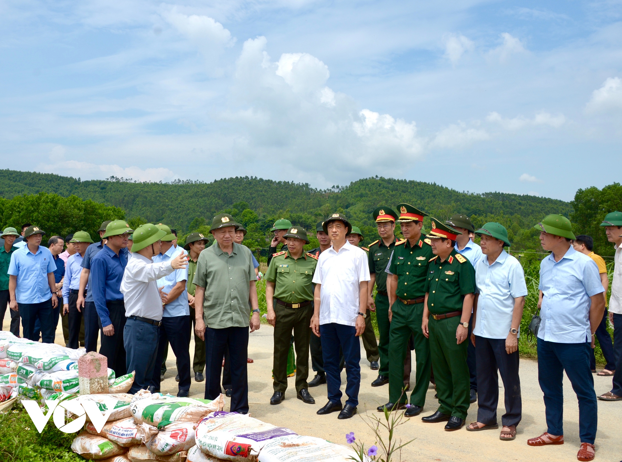 Tổng Bí thư, Chủ tịch nước Tô Lâm thăm, động viên và chỉ đạo công tác khắc phục bão số 3 tại Tuyên Quang- Ảnh 4.