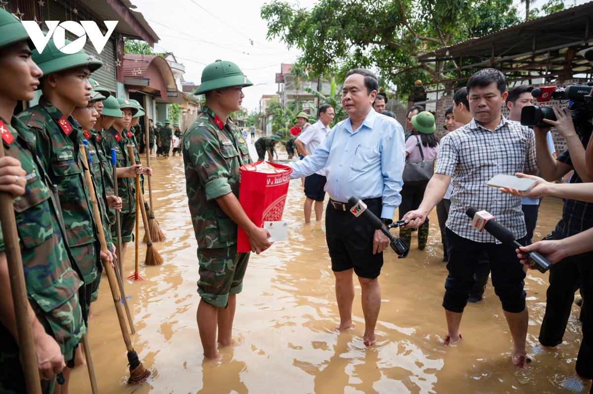 Chủ tịch Quốc hội: "Không để xảy ra tiêu cực trong công tác cứu trợ lụt bão"- Ảnh 4.