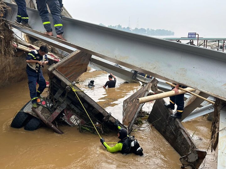 Tìm thấy ô tô đầu kéo vụ sập cầu Phong Châu, không có người trong xe- Ảnh 1.