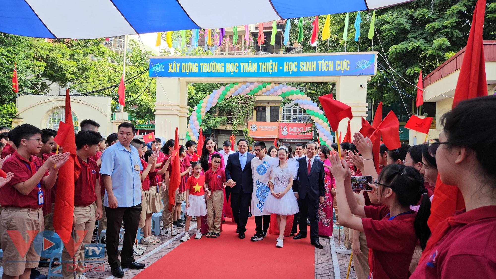 Thủ tướng Phạm Minh Chính đón năm học mới cùng thầy trò trường Nguyễn Đình Chiểu- Ảnh 1.