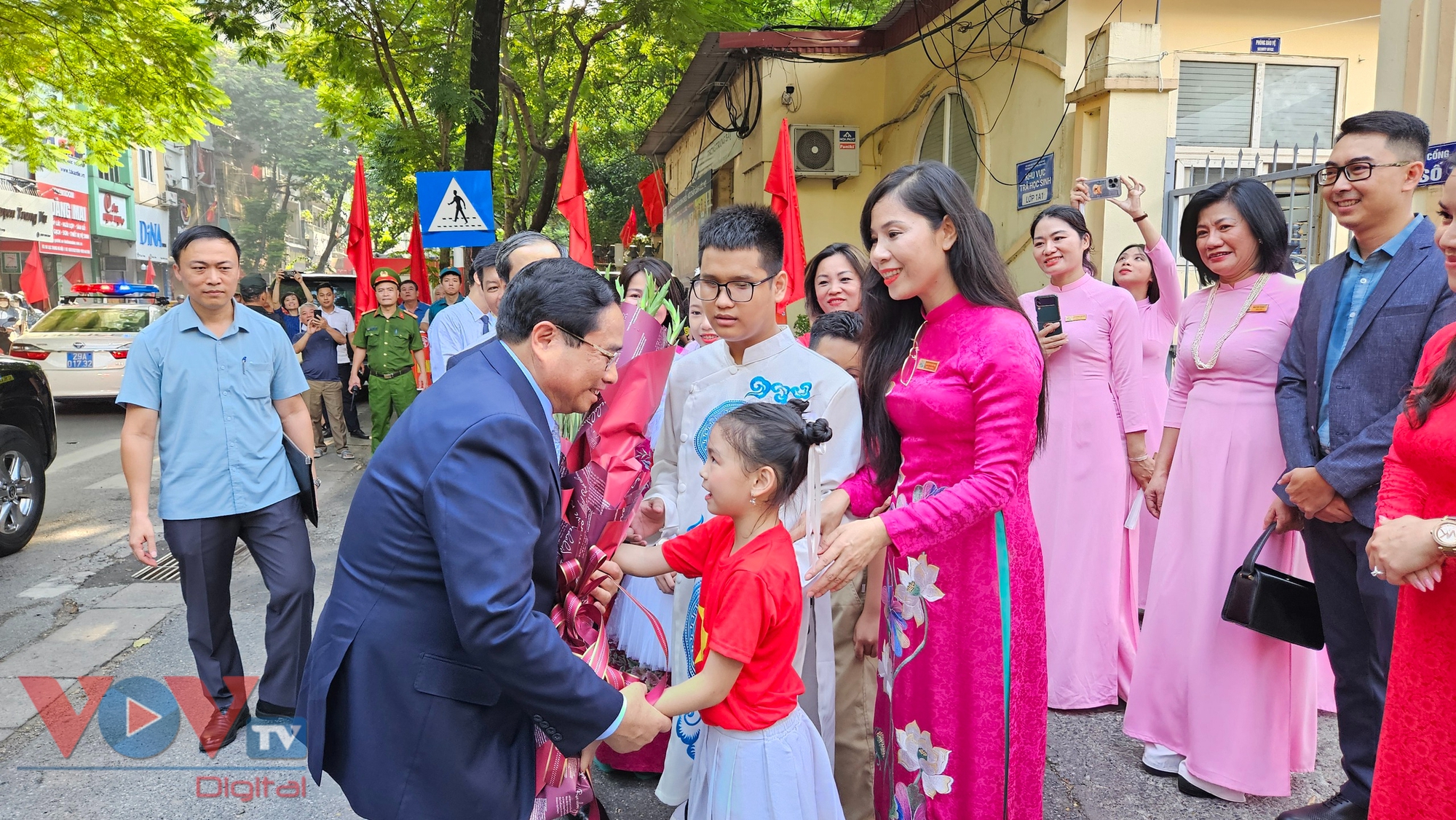 Thủ tướng Phạm Minh Chính đón năm học mới cùng thầy trò trường Nguyễn Đình Chiểu- Ảnh 2.