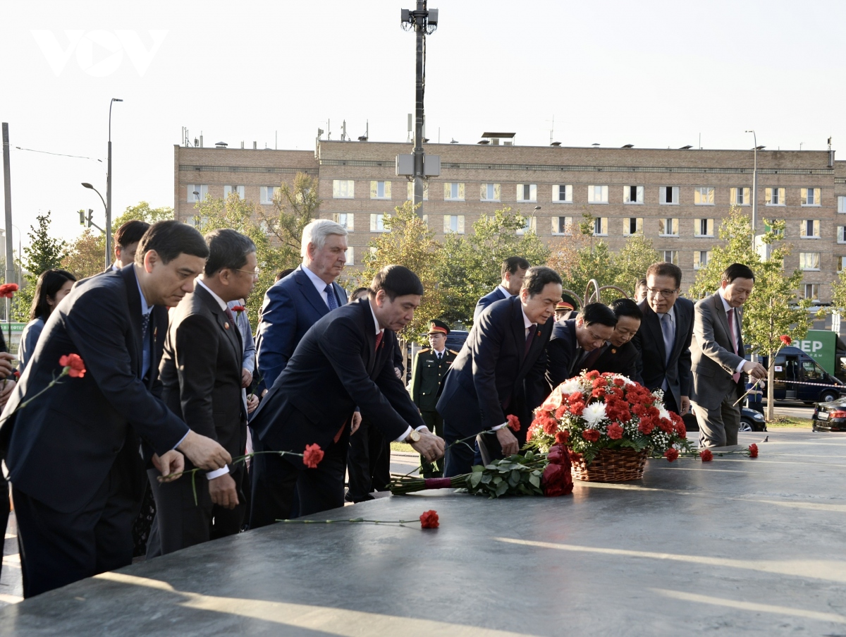 Chủ tịch Quốc hội Trần Thanh Mẫn dâng hoa tại Tượng đài Chủ tịch Hồ Chí Minh ở Moscow- Ảnh 3.