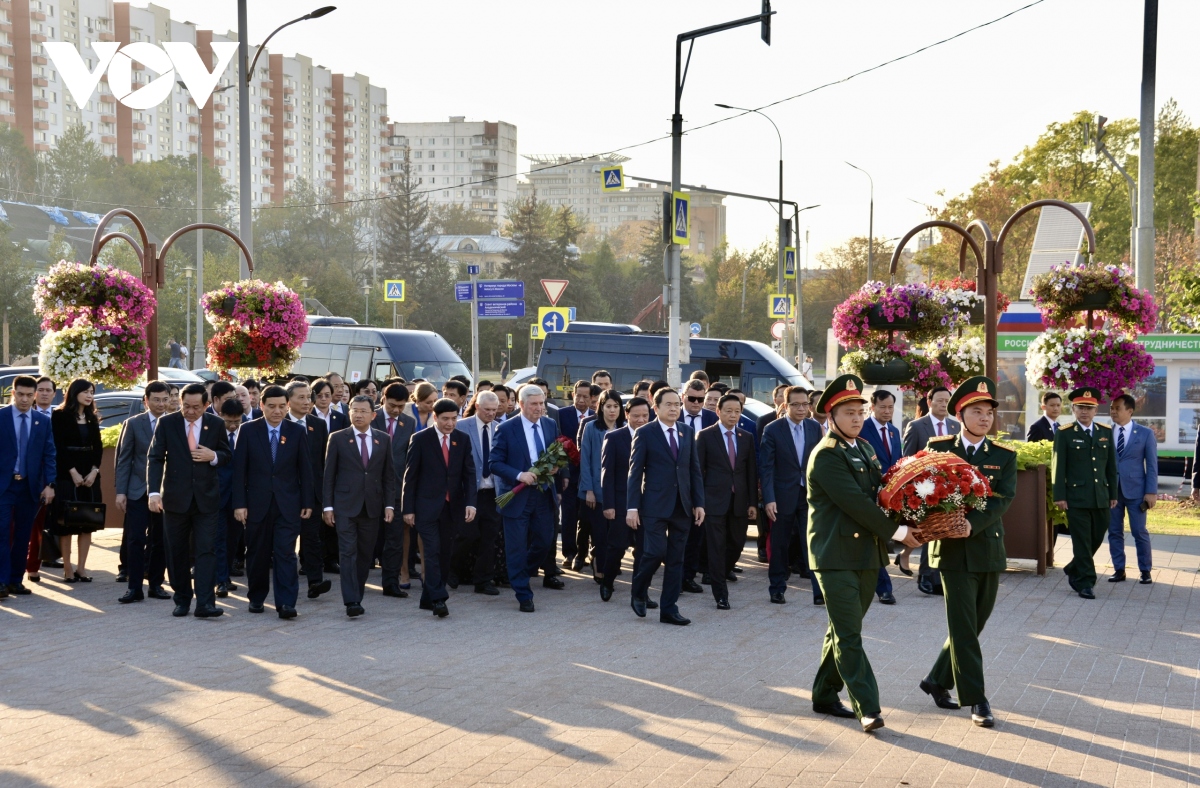 Chủ tịch Quốc hội Trần Thanh Mẫn dâng hoa tại Tượng đài Chủ tịch Hồ Chí Minh ở Moscow- Ảnh 1.