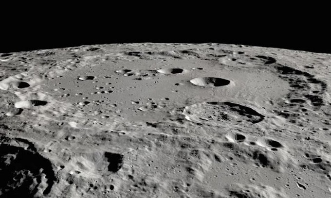 NASA phát hiện nước trên bề mặt Mặt Trăng - Ảnh 1.