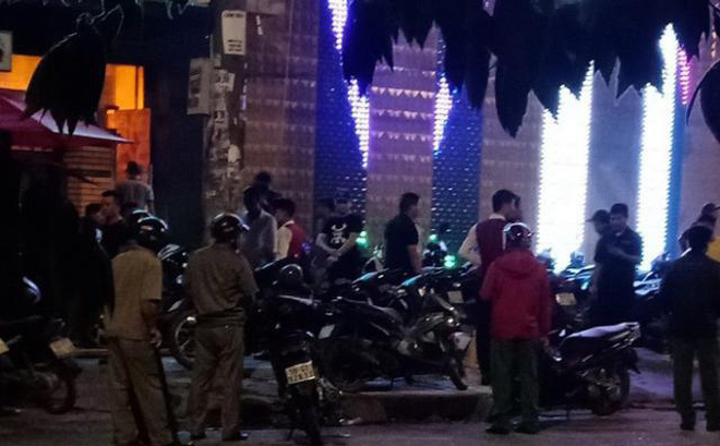 Hai nhóm côn đồ nhìn đểu dẫn tới hỗn chiến gây nổ ở quán karaoke vùng ven Sài Gòn - Ảnh 1.