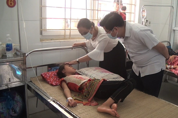Lào Cai: Gần 60 học sinh nhập viện do ăn canh bắp cải nhiễm vi sinh gây ngộ độc - Ảnh 1.