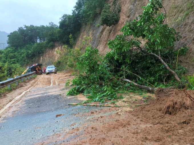 Hàng loạt tuyến đường ngập nước, sạt lở nghiêm trọng do bão số 9 - Ảnh 1.