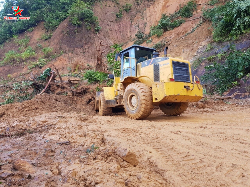 Quảng Nam: Đoàn cứu nạn của Quân đội đang tiếp cận hiện trường vụ sạt lở núi ở Trà Leng - Ảnh 3.