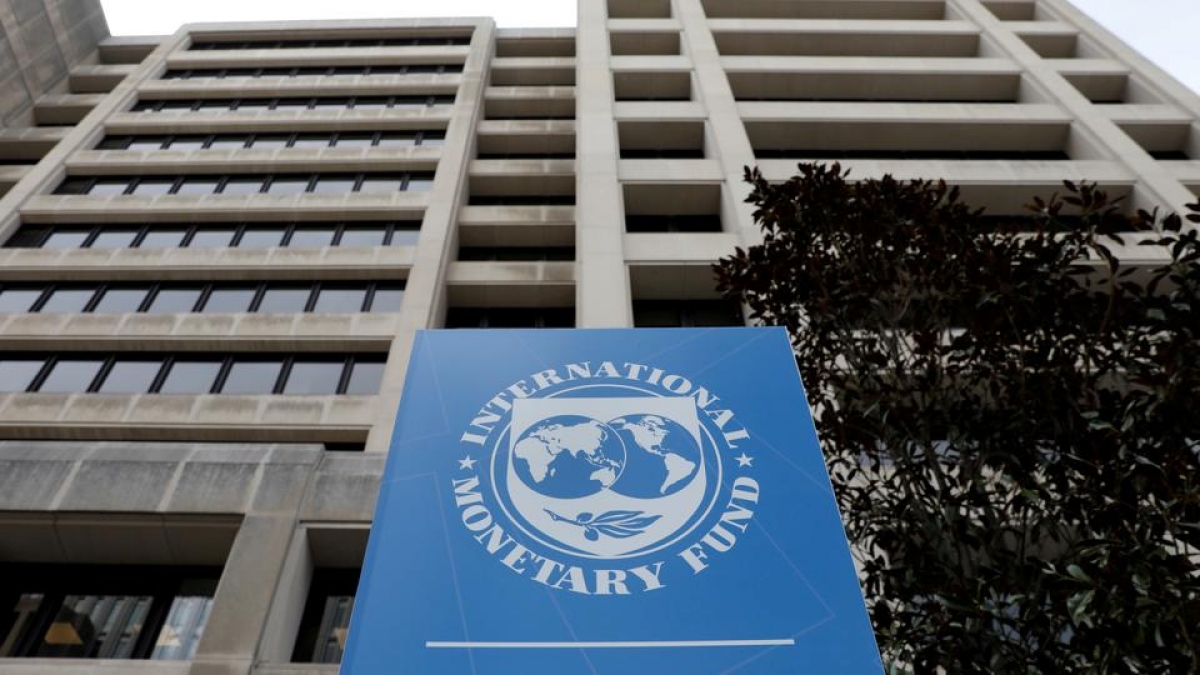 Đối với kinh tế toàn cầu năm 2021, IMF hạ dự báo tăng trưởng từ mức 5,4% xuống còn 5,2%. Ảnh: Reuters