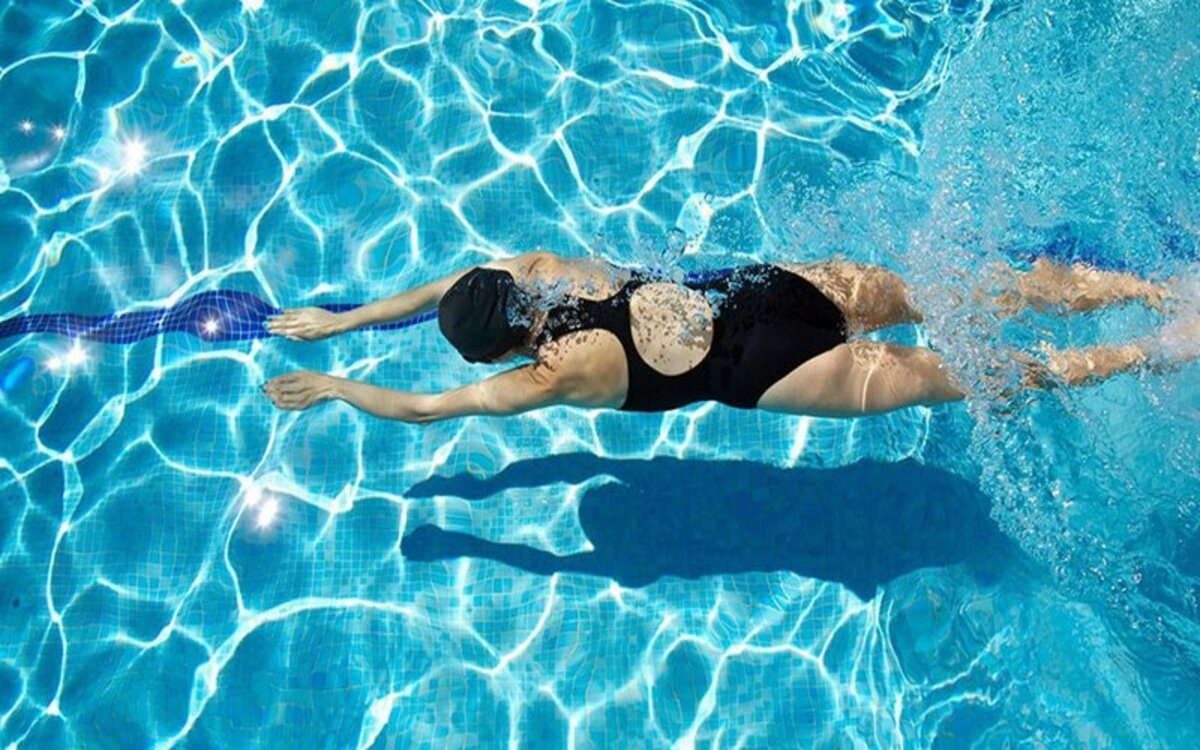 Hỗ trợ giảm viêm: Tập bơi thường xuyên có thể làm giảm viêm, nguyên nhân dẫn đến tình trạng tích tụ xơ vữa động mạch trong tim.