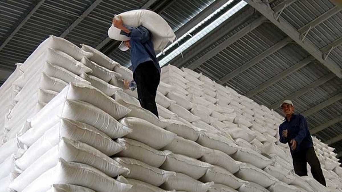 Ủy ban Thường vụ Quốc hội quyết nghị mua bù 23.000 tấn gạo. (Ảnh minh họa: KT)