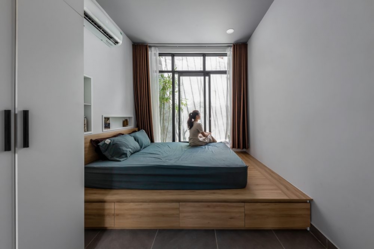 Phòng ngủ khá đơn giản, nhẹ nhàng với chiếc giường lớn có đệm màu xanh nổi bật.