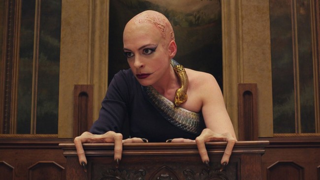 Anne Hathaway nhận chỉ trích vì tạo hình trong vai phù thủy - Ảnh 1.