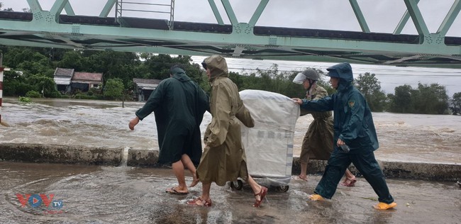 Phú Yên: Sau bão số 12 nước sông lên nhanh, khẩn tương sơ tán dân tránh lũ - Ảnh 2.