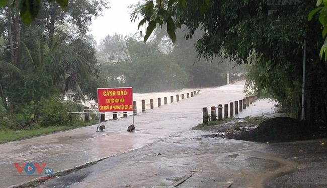 Phú Yên: Sau bão số 12 nước sông lên nhanh, khẩn tương sơ tán dân tránh lũ - Ảnh 3.