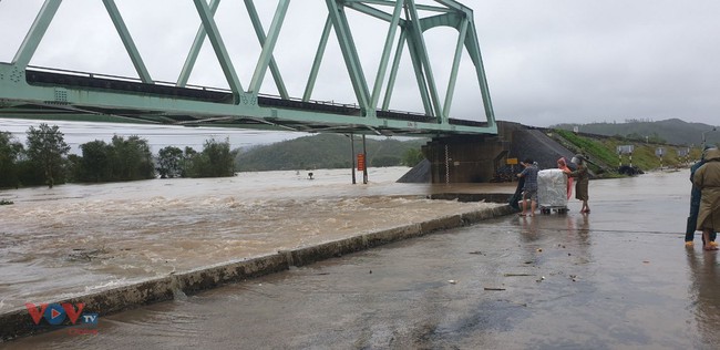Phú Yên: Sau bão số 12 nước sông lên nhanh, khẩn tương sơ tán dân tránh lũ - Ảnh 4.