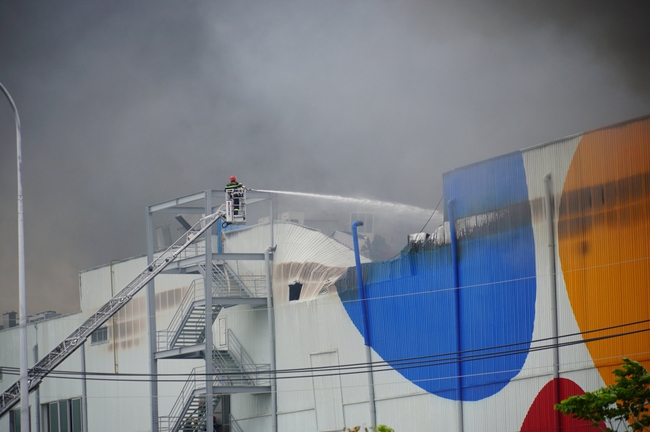 Cháy lớn trong khu công nghiệp Hiệp Phước: nhà xưởng hàng nghìn mét vuông bị thiêu rụi - Ảnh 3.
