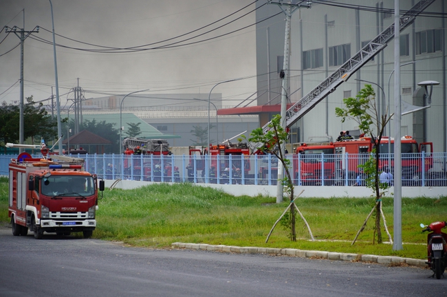 Cháy lớn trong khu công nghiệp Hiệp Phước: nhà xưởng hàng nghìn mét vuông bị thiêu rụi - Ảnh 2.