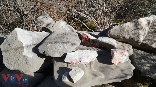 Kinh văn khắc trên những hòn đá ven đường