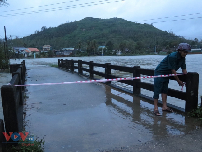 Quảng Ngãi: Mưa to, khẩn cấp di dời dân vùng ngập lụt, sạt lở - Ảnh 1.