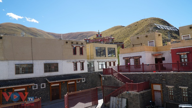 Những ngôi nhà của người Tạng ở Ngọc Thụ