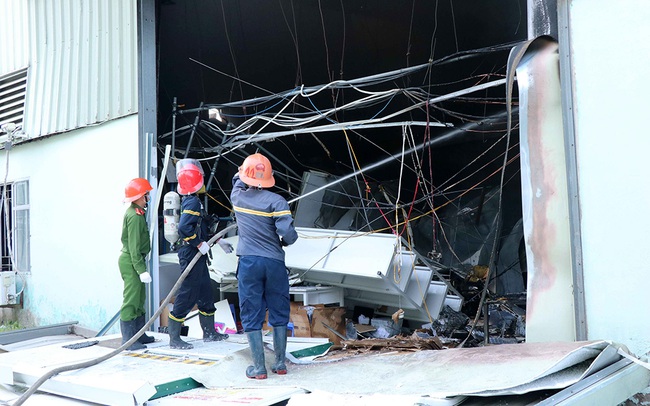 Cháy lớn tại Cụm Công nghiệp Khắc Niệm, ba công nhân bị thương - Ảnh 1.