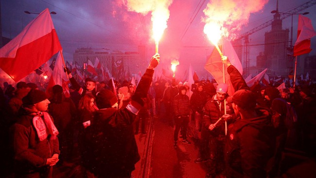 Nhiều người tham gia biểu tình tại Warsaw, Ba Lan không đeo khẩu trang. Ảnh euronews
