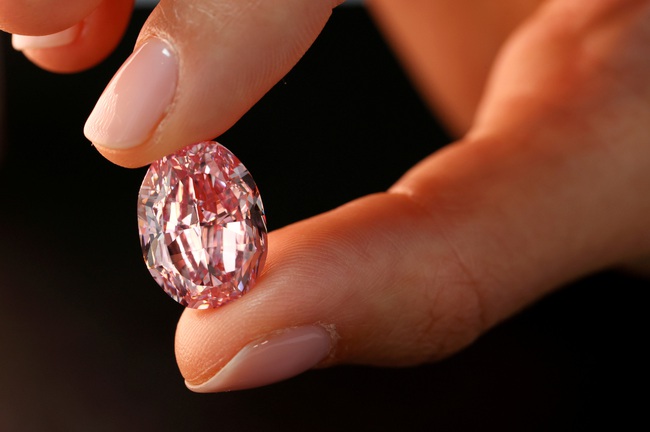 Viên kim cương hồng quý giá đắt nhất từ trước đến nay - Ảnh 1.