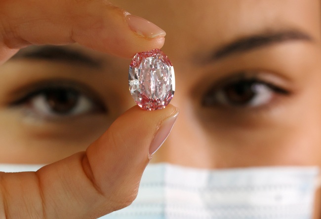 Viên kim cương hồng quý giá đắt nhất từ trước đến nay - Ảnh 2.