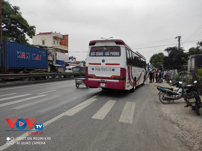 Xe máy nằm gọn dưới gầm xe ô tô, 1 người bị thương nặng phải nhập viện cấp cứu - Ảnh 2.