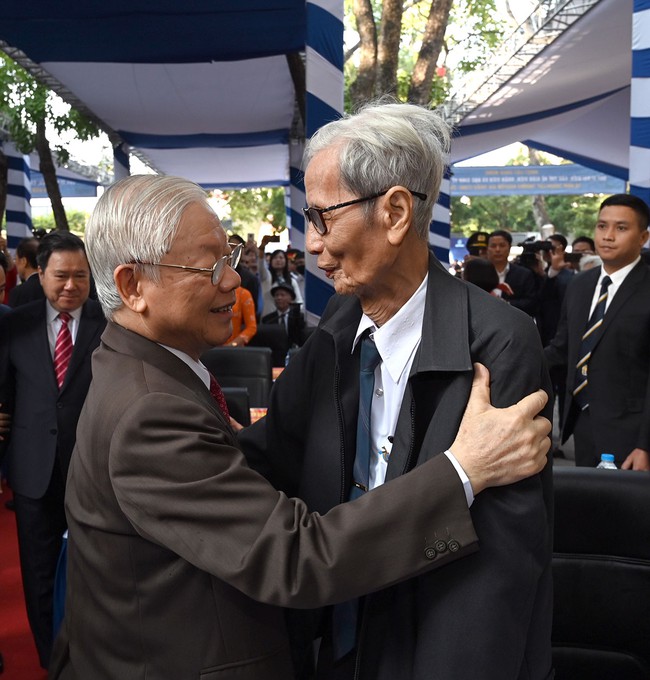 Tổng Bí thư, Chủ tịch nước Nguyễn Phú Trọng về thăm trường cũ Nguyễn Gia Thiều - Ảnh 3.
