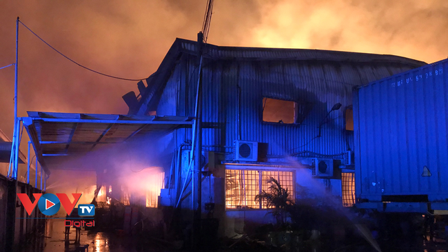 Cháy lớn tại công ty chuyên sản xuất đồ gỗ ở Bình Dương - Ảnh 1.