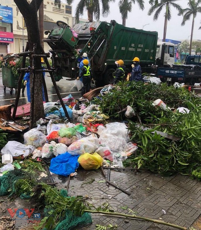 Đà Nẵng huy động gần 1.500 công  nhân dọn vệ sinh sau bão số 13 - Ảnh 4.