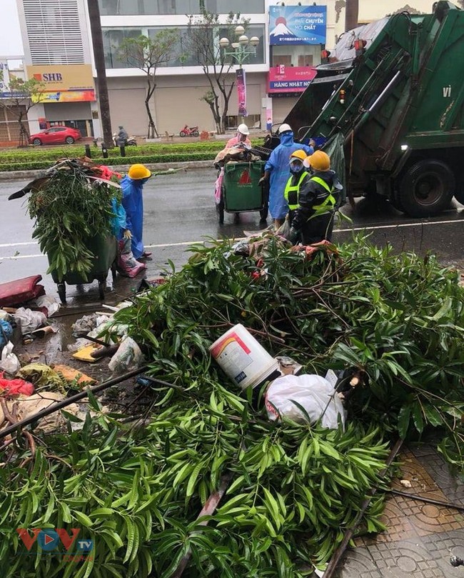 Đà Nẵng huy động gần 1.500 công  nhân dọn vệ sinh sau bão số 13 - Ảnh 3.
