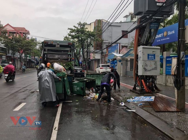 Đà Nẵng huy động gần 1.500 công  nhân dọn vệ sinh sau bão số 13 - Ảnh 2.