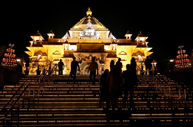 Ngắm những bức ảnh tuyệt đẹp về lễ hội Ánh sáng Diwali của người Ấn độ trên thế giới - Ảnh 3.