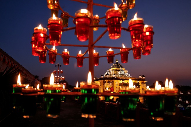 Ngắm những bức ảnh tuyệt đẹp về lễ hội Ánh sáng Diwali của người Ấn độ trên thế giới - Ảnh 2.