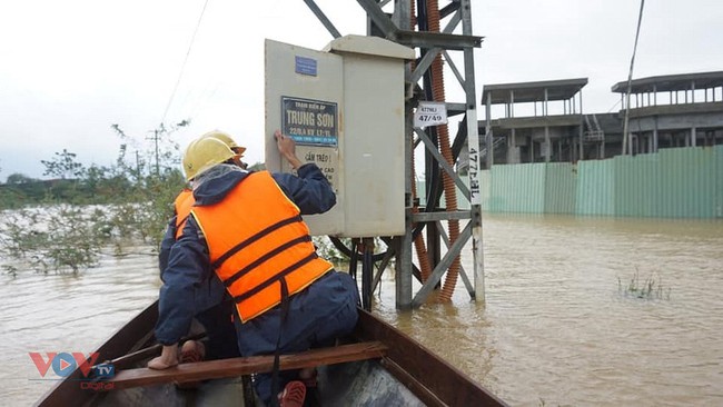 Tổng Công ty Điện lực miền Trung: Sẽ hoàn thành sửa chữa điện cho khách hàng trong ngày 16/11 - Ảnh 2.