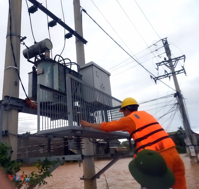 Tổng Công ty Điện lực miền Trung: Sẽ hoàn thành sửa chữa điện cho khách hàng trong ngày 16/11 - Ảnh 1.