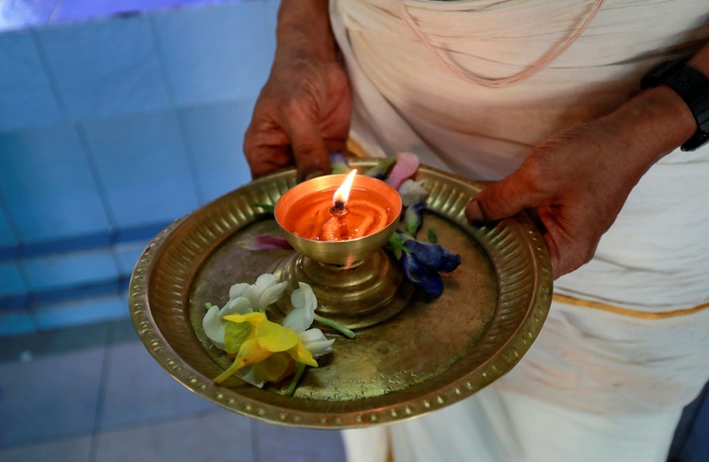 Ngắm những bức ảnh tuyệt đẹp về lễ hội Ánh sáng Diwali của người Ấn độ trên thế giới - Ảnh 7.