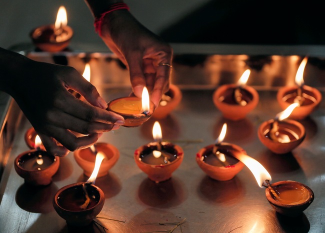 Ngắm những bức ảnh tuyệt đẹp về lễ hội Ánh sáng Diwali của người Ấn độ trên thế giới - Ảnh 11.