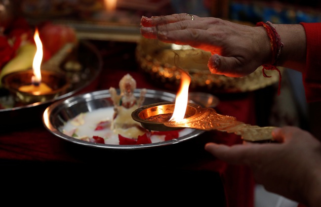 Ngắm những bức ảnh tuyệt đẹp về lễ hội Ánh sáng Diwali của người Ấn độ trên thế giới - Ảnh 11.