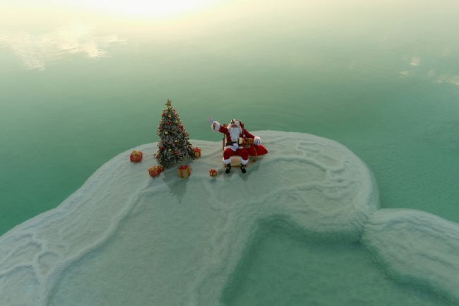 Ông già Noel &quot;trồng&quot; cây thông Giáng Sinh trong Biển Chết - Ảnh 3.