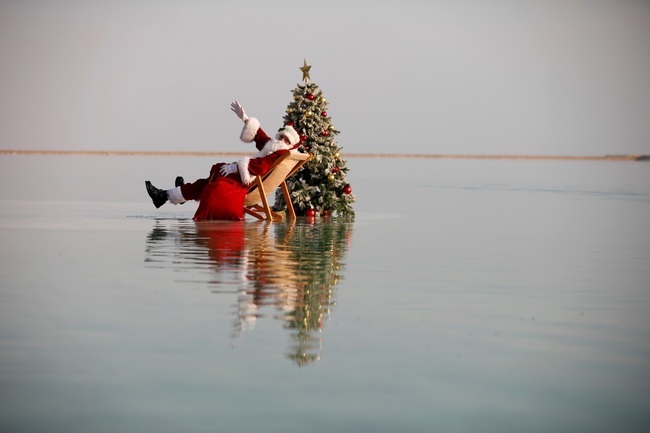 Ông già Noel &quot;trồng&quot; cây thông Giáng Sinh trong Biển Chết - Ảnh 5.