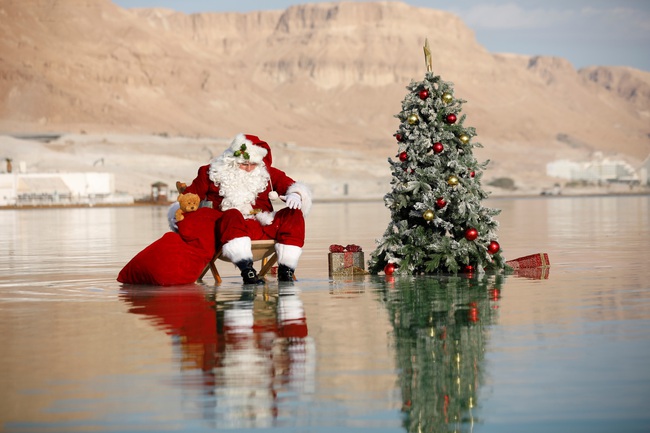 Ông già Noel &quot;trồng&quot; cây thông Giáng Sinh trong Biển Chết - Ảnh 1.